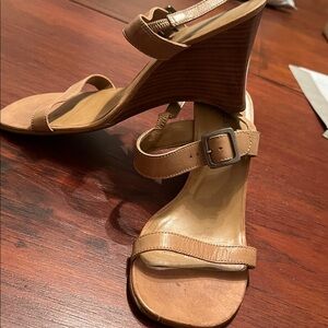 Keneth Cole Reaction Elegant Tan Wedge Sandals size 8